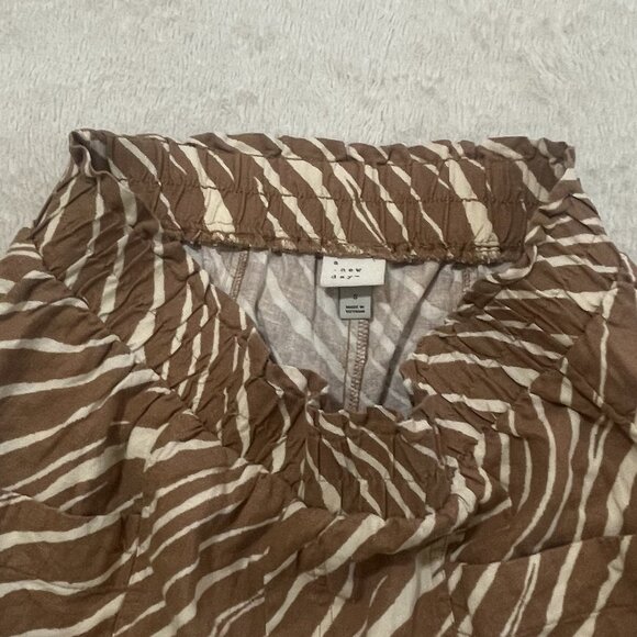 A New Day Giraffe print shorts in size small made of linen blend material - Picture 3 of 3